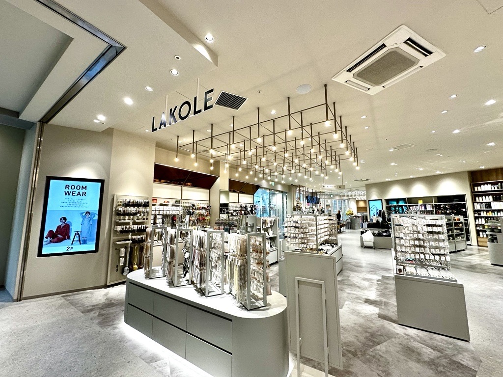 LAKOLEキャナルシティ博多店_デジタルサイネージ導入​ イメージ
